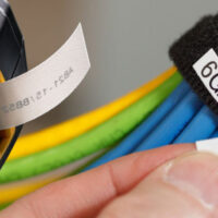 Etiquetas para marcar e identificar mazos de cables